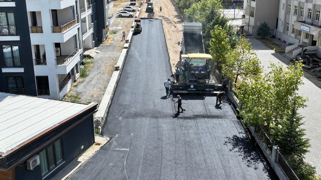 Yeşilyurt'ta altyapısı tamamlanan yollar sıcak asfaltla yenileniyor