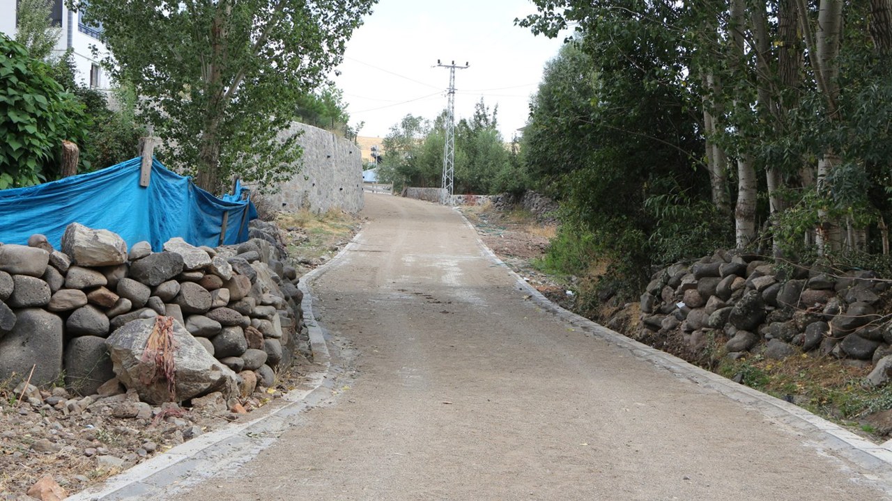 Karabalçık köyünde kilitli parke yapım çalışmaları başladı