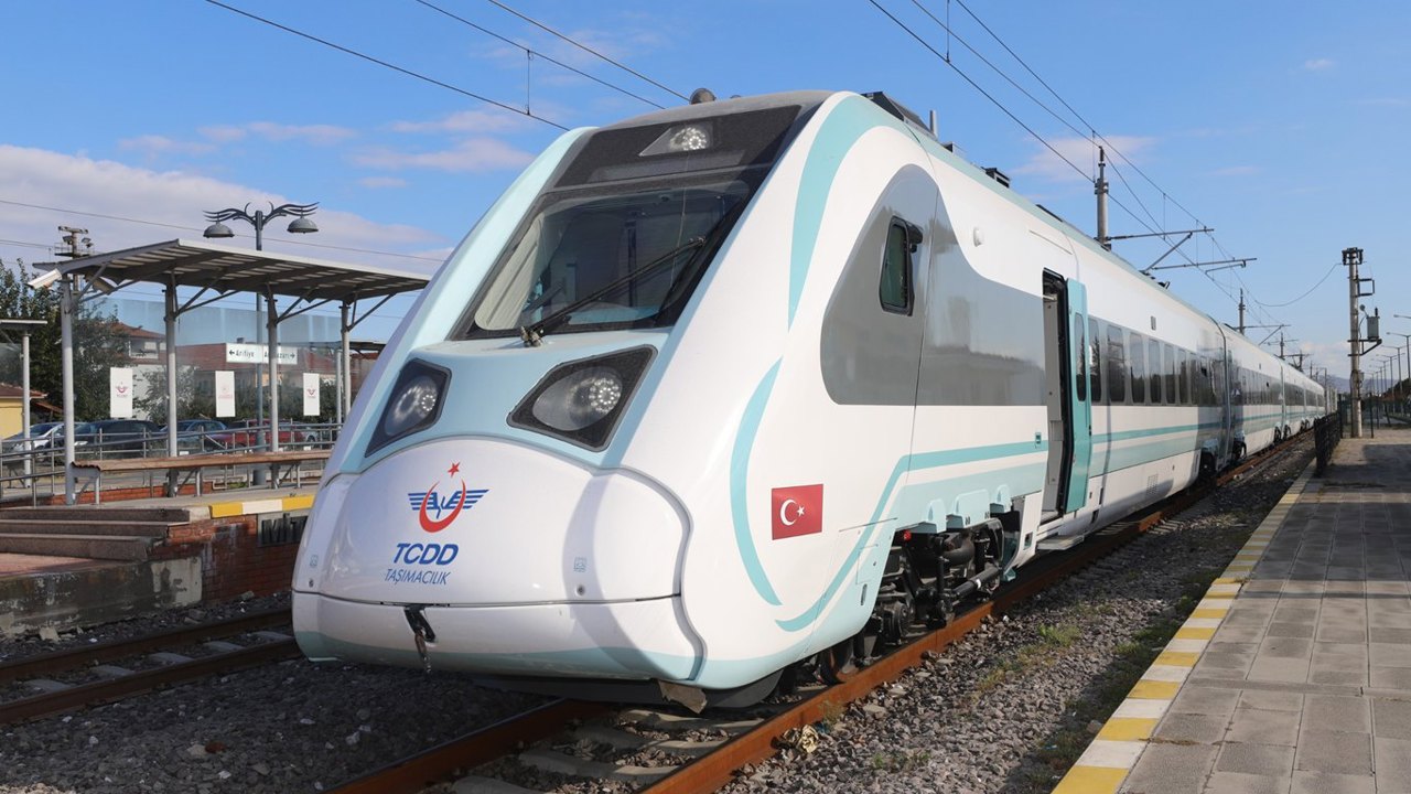 Milli elektrikli hızlı tren saatte 250 kilometre hıza ulaşarak rekor kırdı