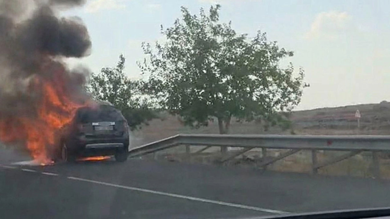 Şanlıurfa'da seyir halindeki otomobil alevlere teslim oldu