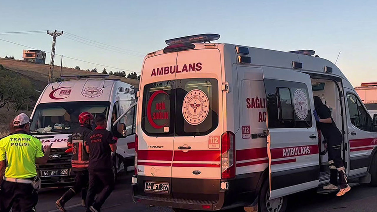 Malatya'da otomobil ile minibüs çarpıştı: 3 yaralı