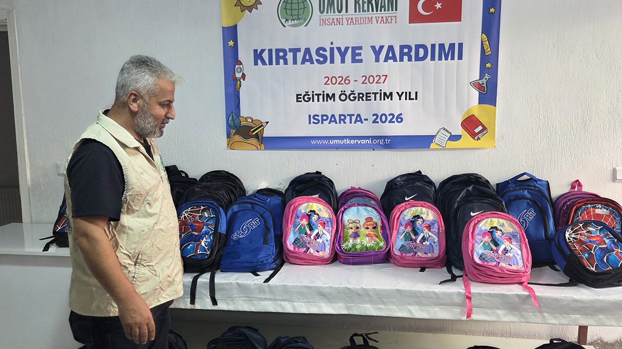 Isparta Umut Kervanı Derneğinden öğrencilere kırtasiye desteği