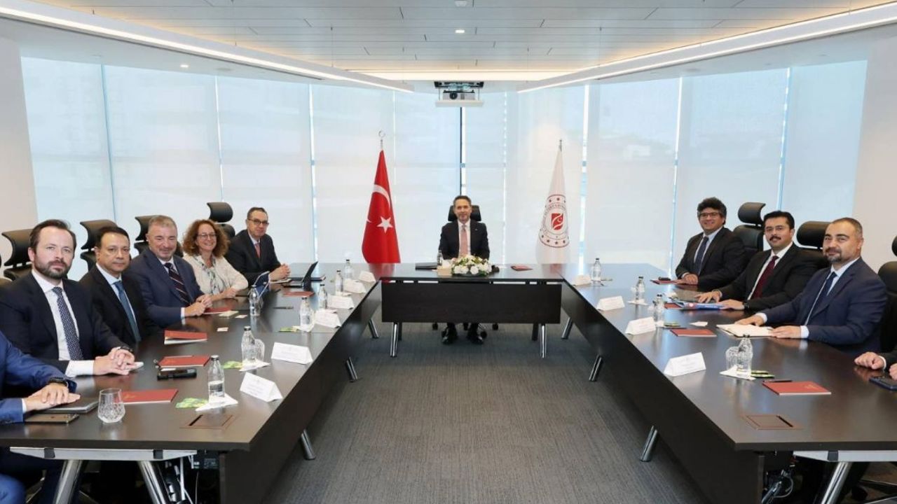 Bakan Bayraktar, IFC heyetiyle Türkiye'nin enerji dönüşümünü görüştü