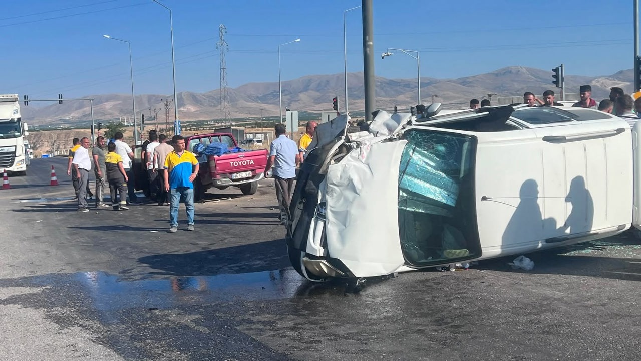 Akçadağ’da İki Otomobil Çarpıştı: 2 Yaralı