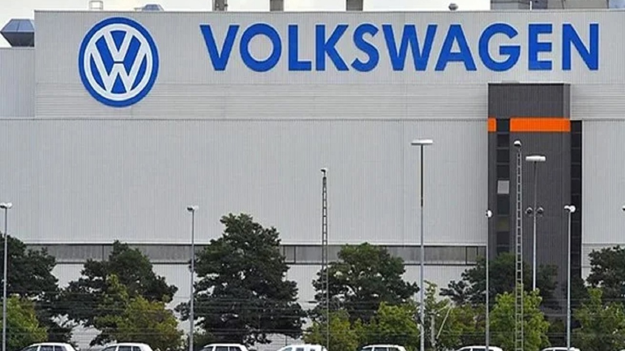Volkswagen 50 bin kişiyi işten çıkarma planını onayladı