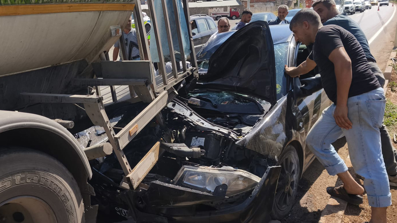Diyarbakır'da otomobil sulama aracına çarptı: 1 yaralı