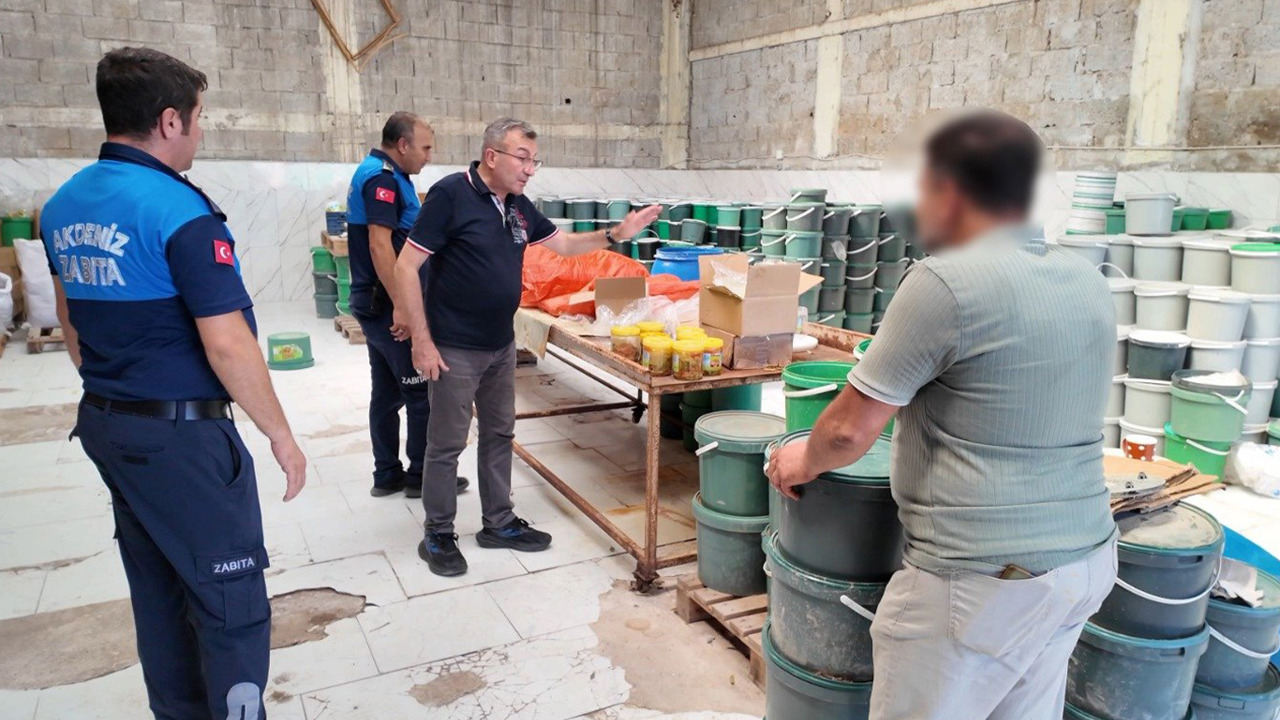 Mersin’de sağlıksız koşullarda üretilen 3 bin 500 kova turşuya el konuldu
