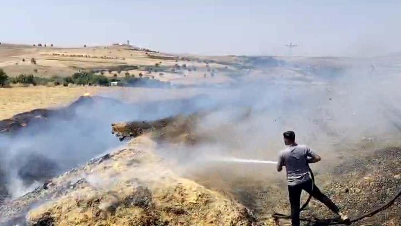Şırnak'ta kuru otlardan çıkan yangın tarlada toplanan samanlara sıçradı