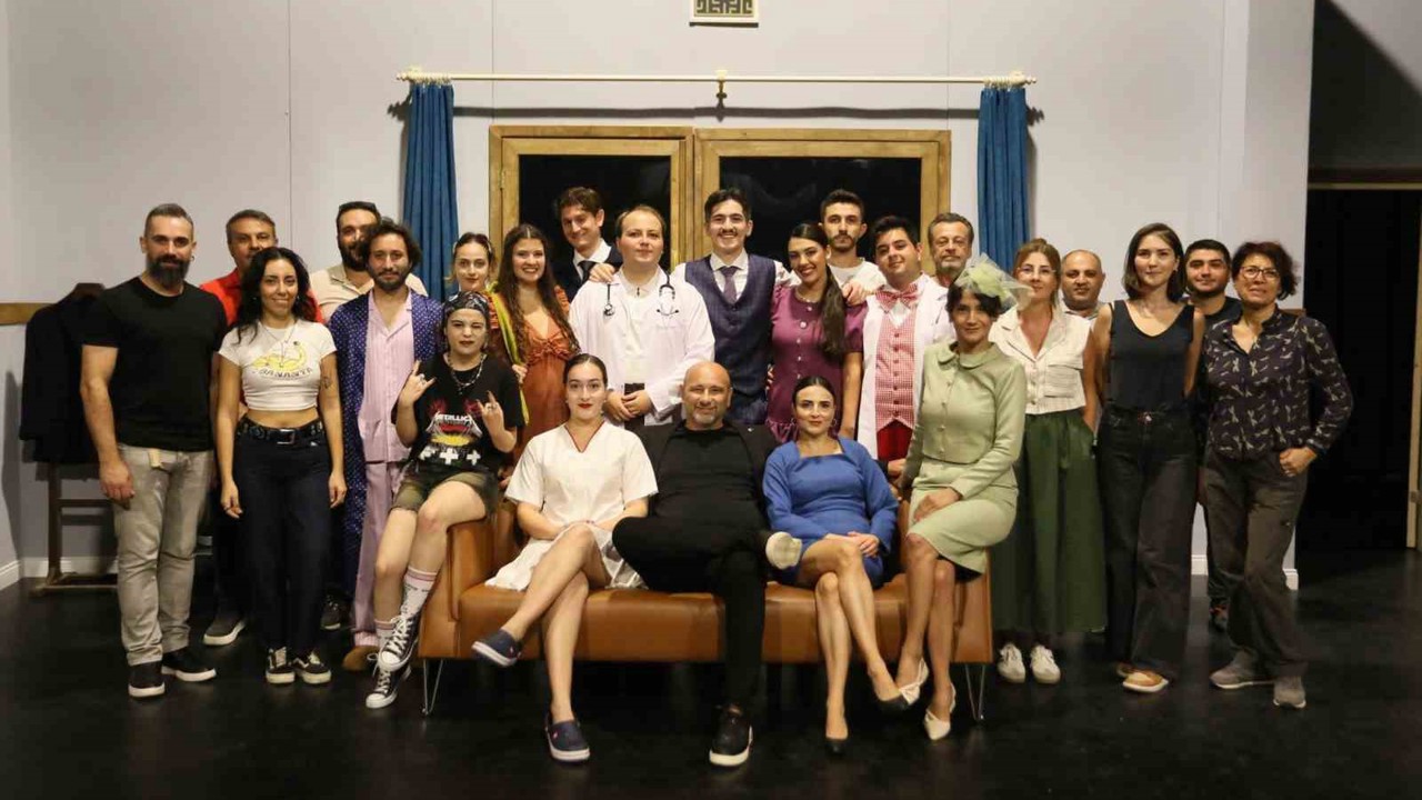 Kepez Kent Tiyatrosu’ndan kahkaha dolu bir oyun: "Kaç Baba Kaç"
