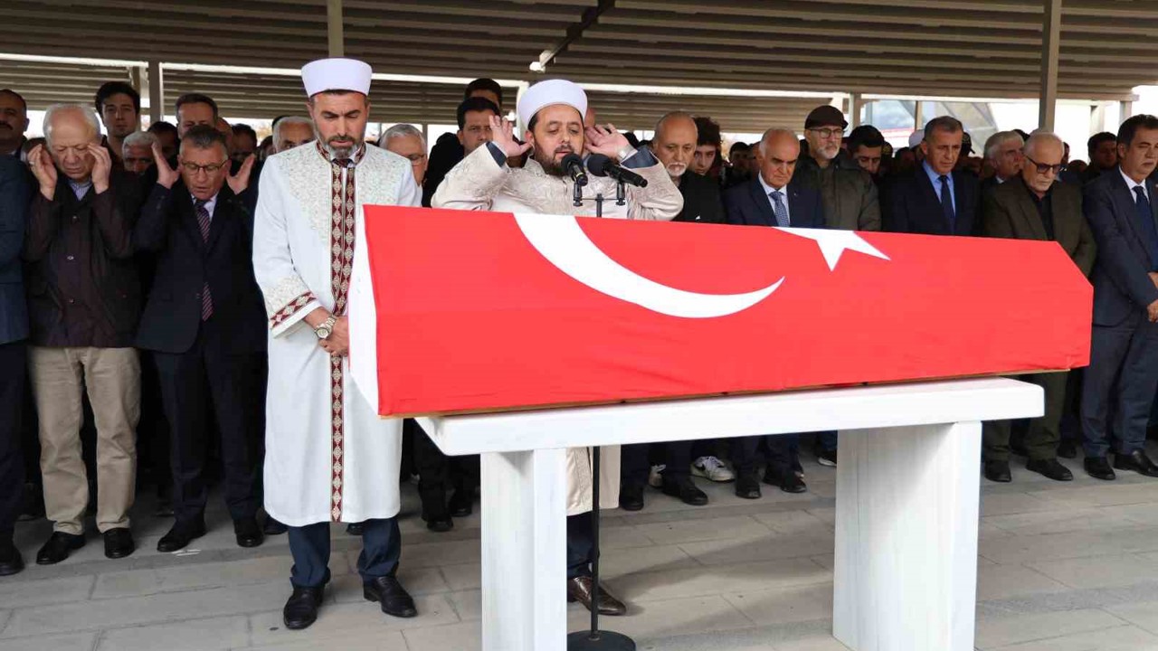 Şair ve yazar Yavuz Bülent Bakiler, vasiyeti üzerine Sivas’ta anne ve babasının yanına defnedildi
