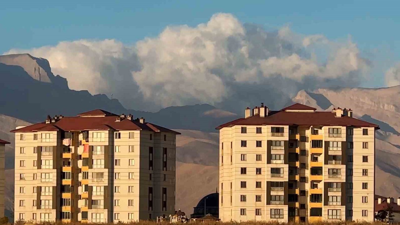 Cilo Dağı üzerindeki bulut kümesiyle mest etti
