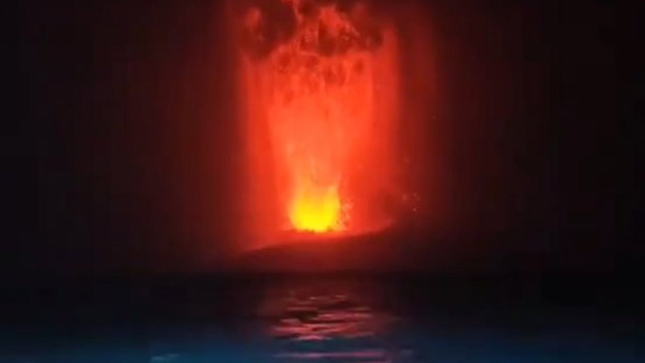 Endonezya'da Anak Krakatau Yanardağı faaliyete geçti