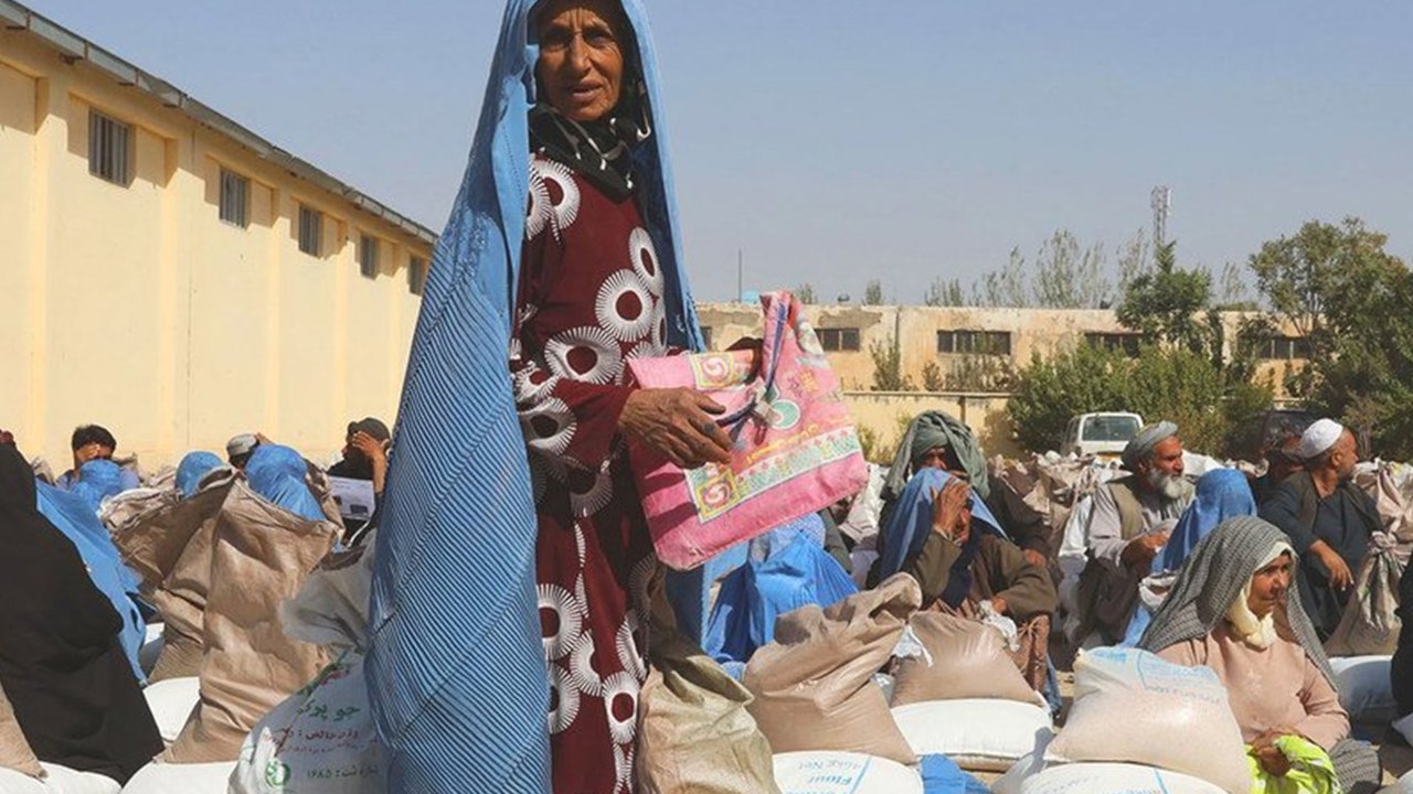 Afganistan İslam Emirliği, savunmasız nüfus grupları için ayırdığı kaynakları dağıttı