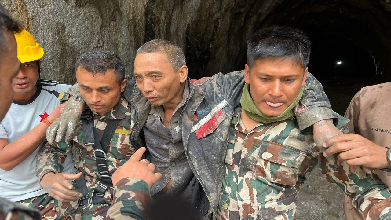 Nepal'deki felaketten 10 gün sonra bir kişi daha canlı kurtarıldı