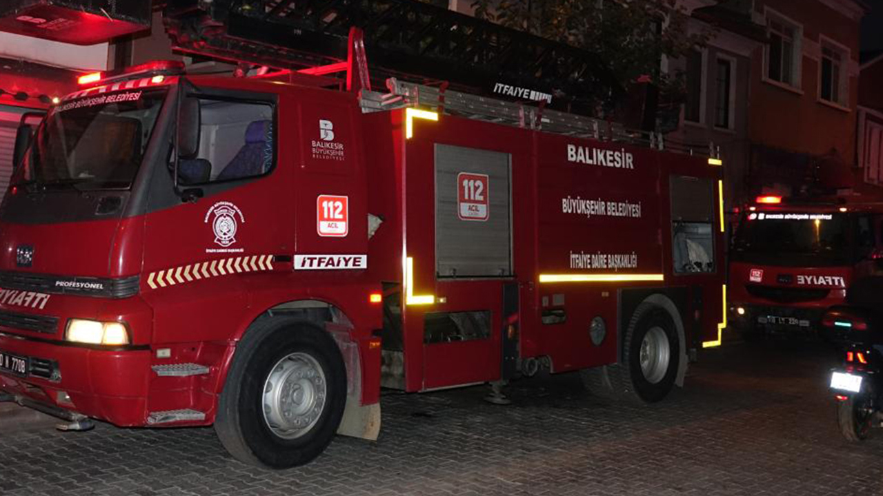 Balıkesir'de yangın: 5 iş yeri hasar gördü