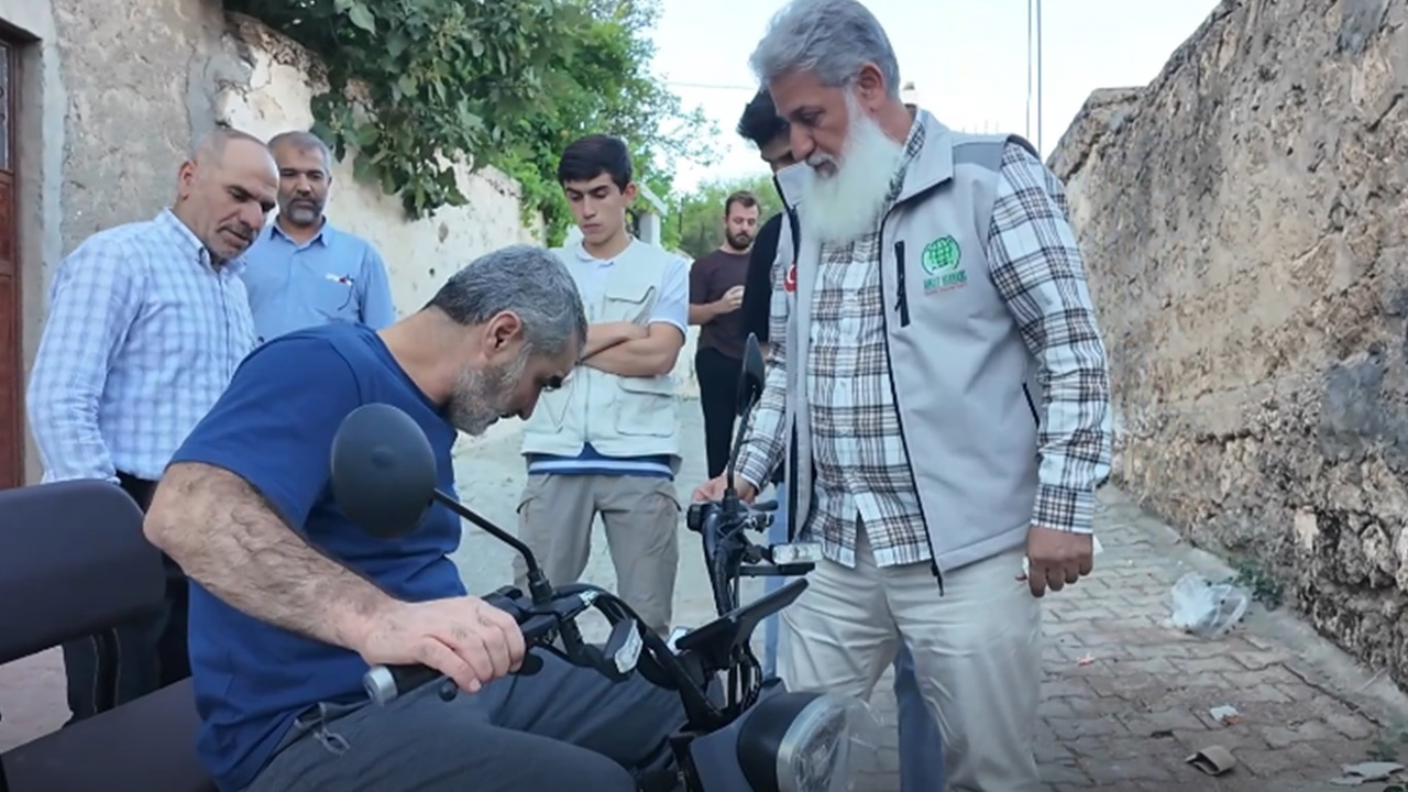 Umut Kervanından engelli vatandaşa akülü motosiklet desteği
