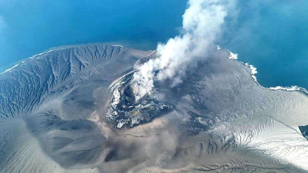 Endonezya'da Anak Krakatau'daki patlama sonrası 1558 uçuş iptal edildi