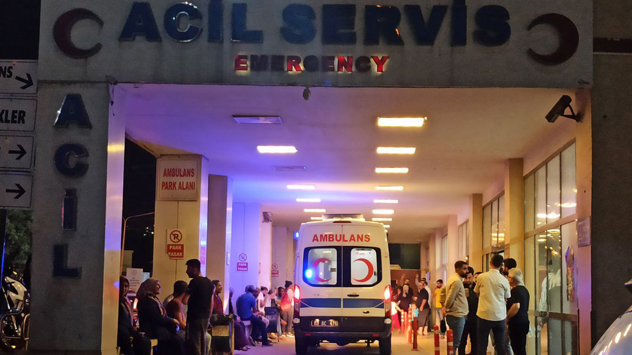 Şanlıurfa'da tarım işçilerini taşıyan minibüs sulama kanalına devrildi: 19 yaralı