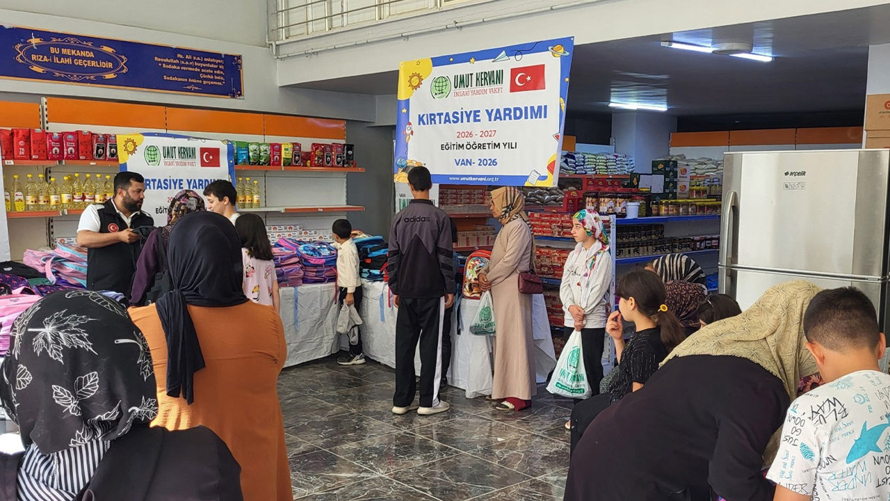 Van Umut Kervanı’ndan ihtiyaç sahibi öğrencilere kırtasiye yardımı