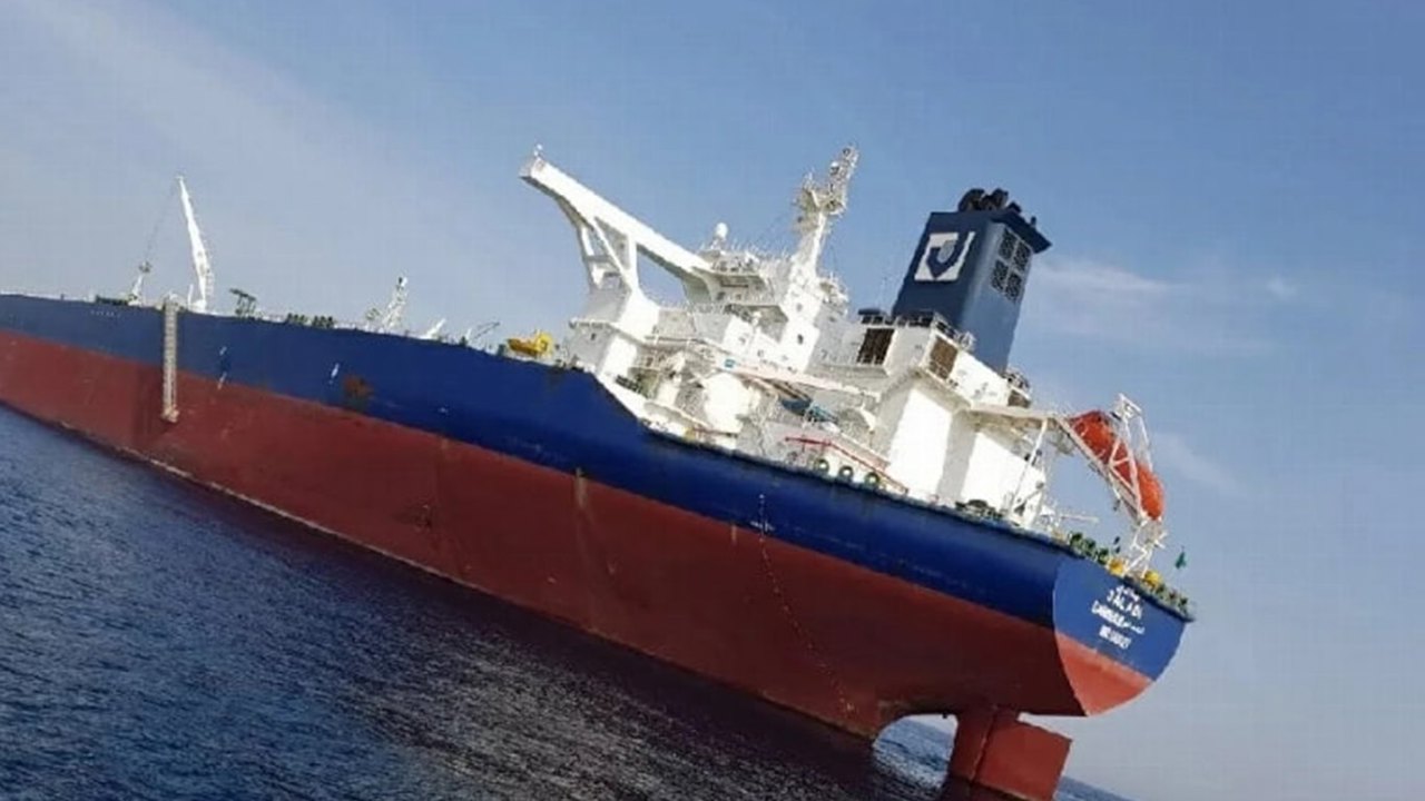 Umman, Hürmüz'de vurulan Suudi gemisinde 16 kişiyi tahliye etti