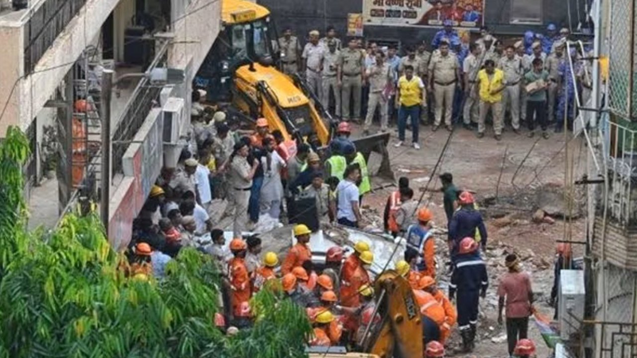 Hindistan'a bina çökmesi: 7 ölü