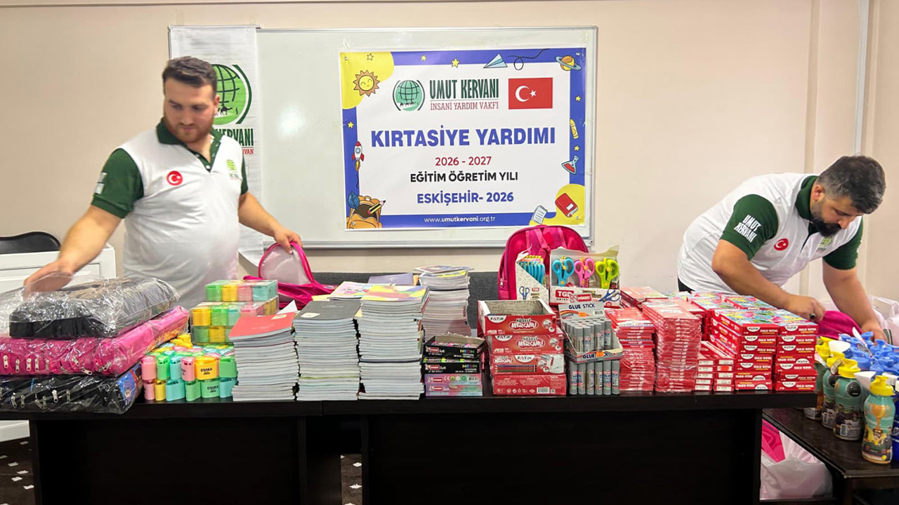 Umut Kervanı'ndan Eskişehir'de öğrencilere kırtasiye desteği