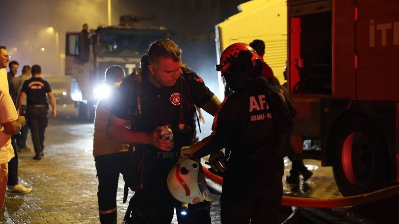 Kilis'te fabrikada çıkan yangın söndürüldü, 1 itfaiye eri yaralandı