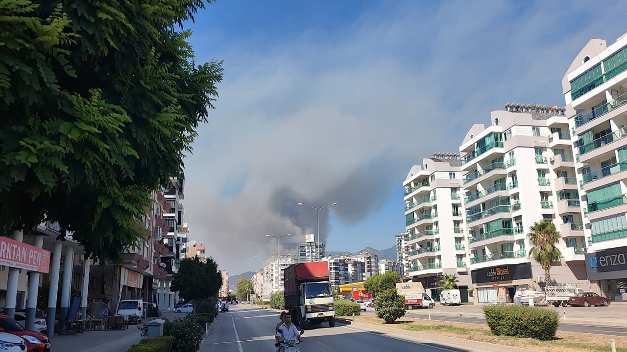 Antalya Kumluca'da yerleşim alanına yakın bölgede orman yangını