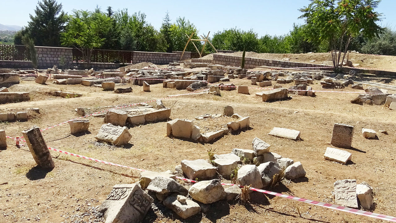 Kırkkardeşler Şehitliği Mezarlığı'nda tarihi miras gün yüzüne çıkarılıyor