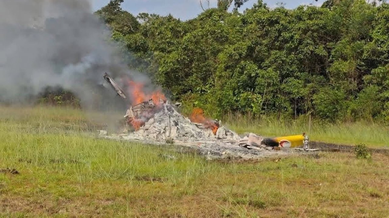 Malezya'da 5 kişiyi taşıyan helikopter düştü