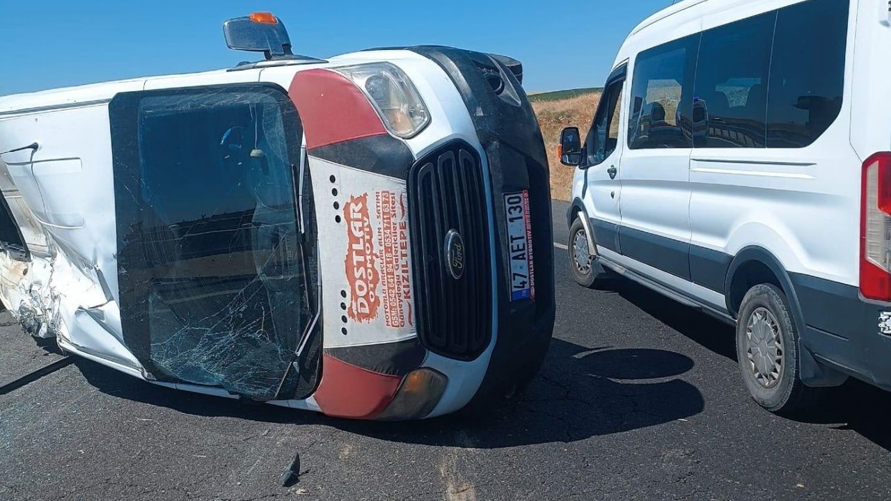 Mardin'de öğrencileri taşıyan minibüs devrildi: 13 yaralı