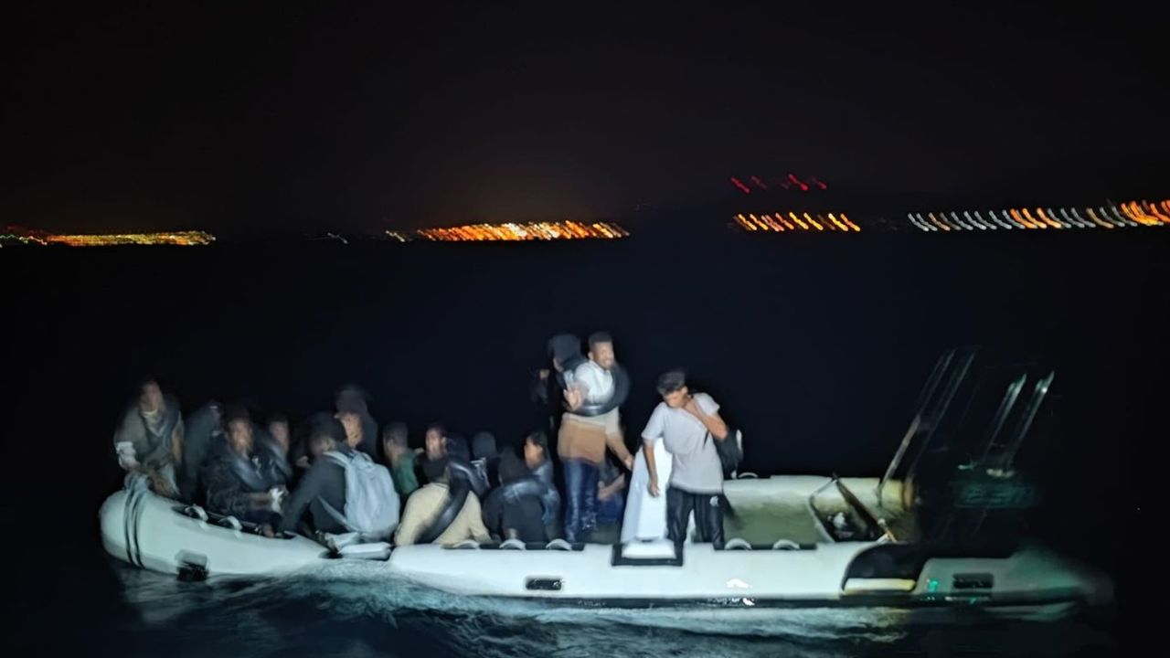 İzmir açıklarında 19 düzensiz göçmen kurtarıldı