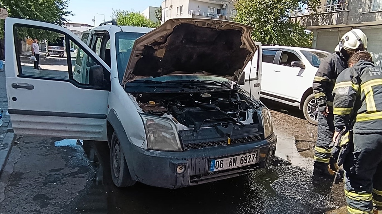 Batman'da seyir halindeki hafif ticari araçta yangın
