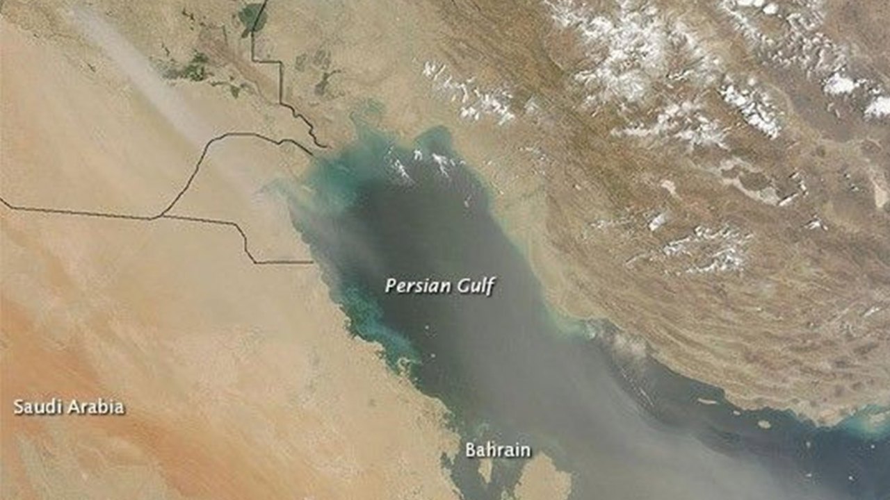 Irak sularında petrol tankerine bir cisim isabet etti