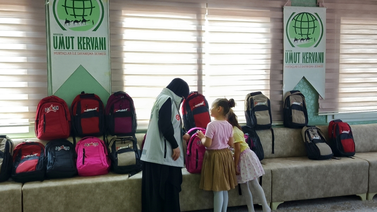 Mersin Umut Kervanı'ndan öğrencilere kırtasiye desteği