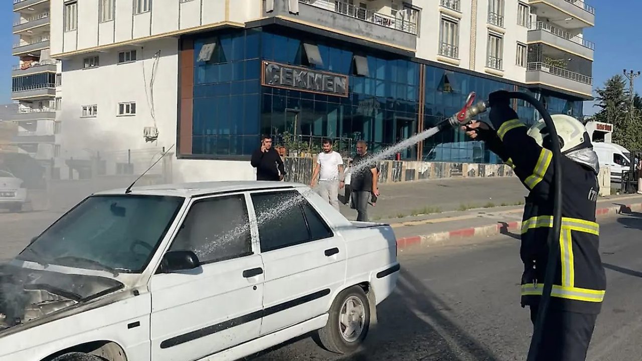 Siirt-Kurtalan yolunda seyir halindeki otomobil alev aldı