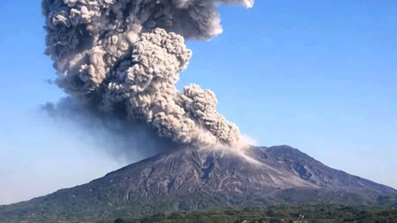 Japonya'da Sakurajima Yanardağı'nda şiddetli patlama 