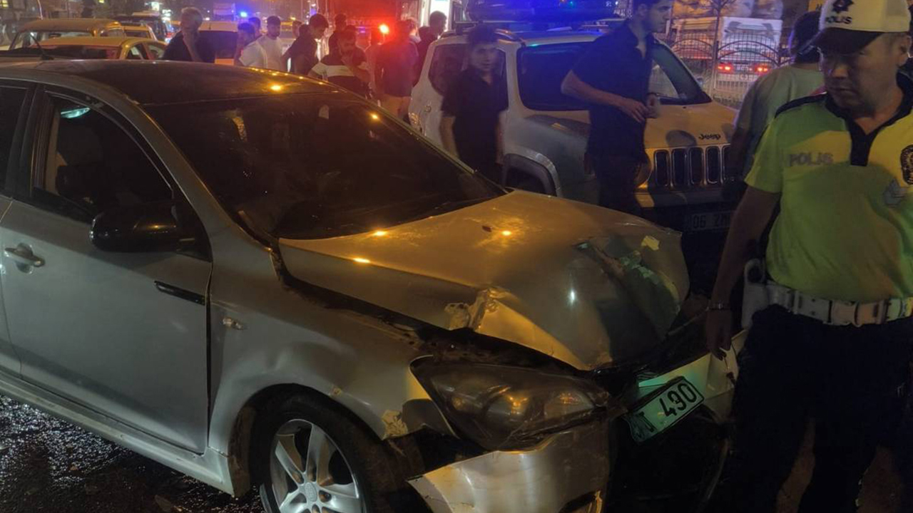 Batman’da otomobil orta refüje çarptı: 4 yaralı