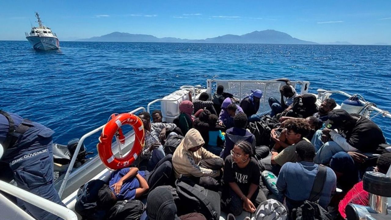 İzmir açıklarında 37 düzensiz göçmen yakalandı