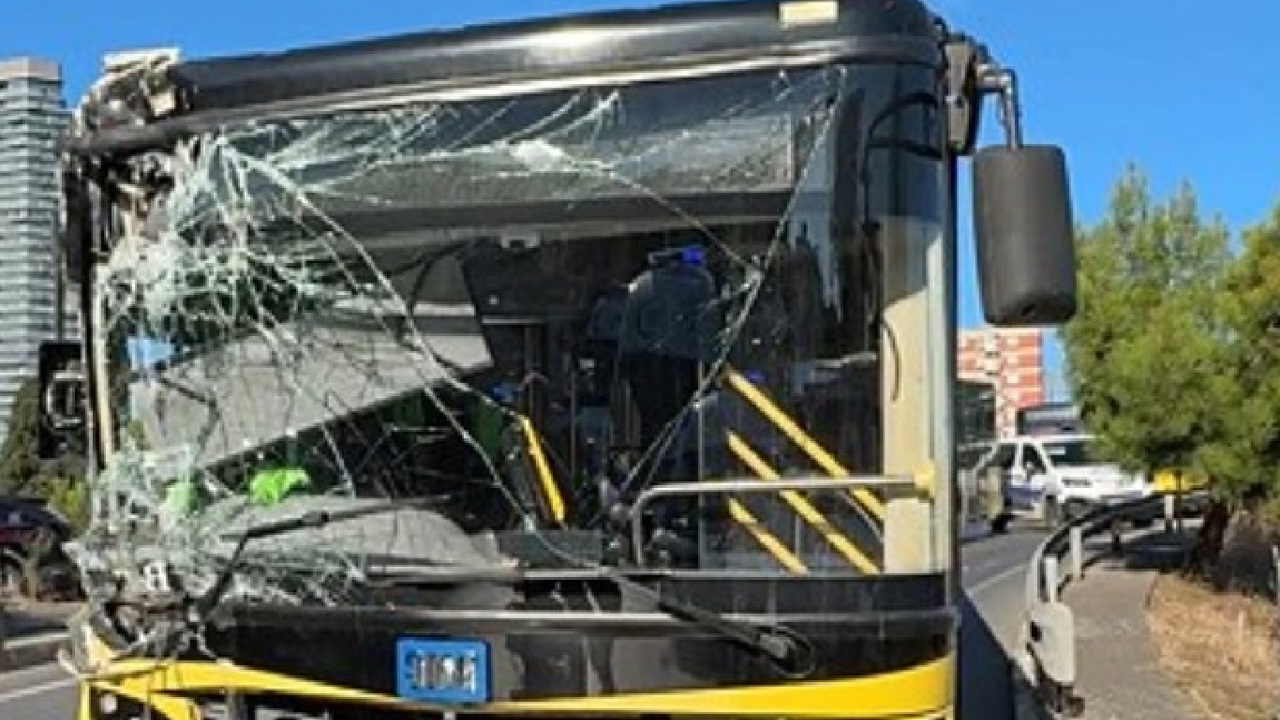 İstanbul Beşiktaş'ta İETT otobüsü iş makinesine çarptı: 5 yolcu yaralandı