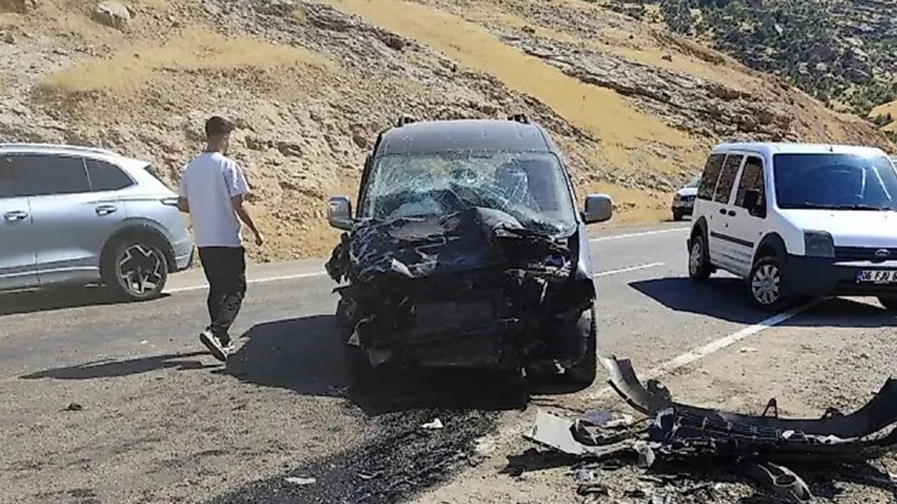 Siirt'te hafif ticari araç ile transit çarpıştı: 4 yaralı