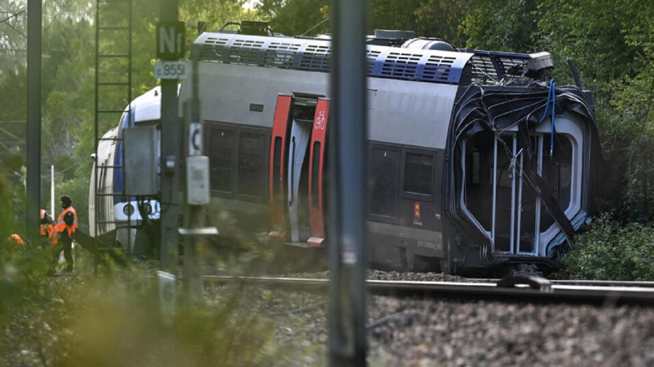 Fransa'da yolcu treni raydan çıktı: 44 kişi yaralandı