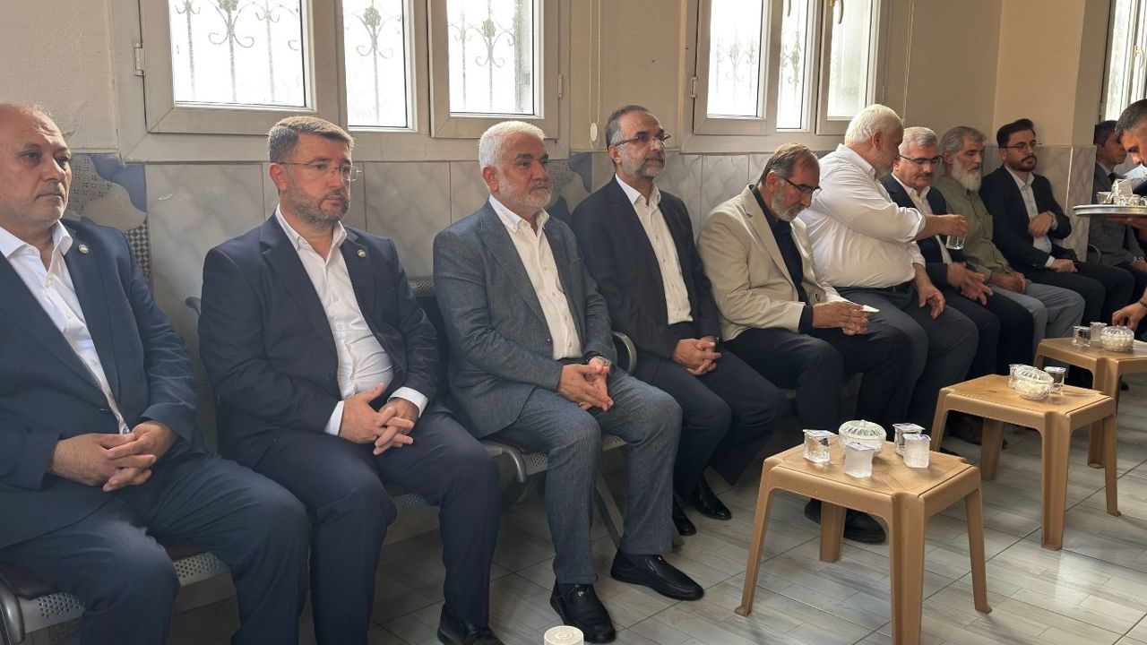 HÜDA PAR Genel Başkanı Yapıcıoğlu’ndan Özbay ailesine taziye ziyareti