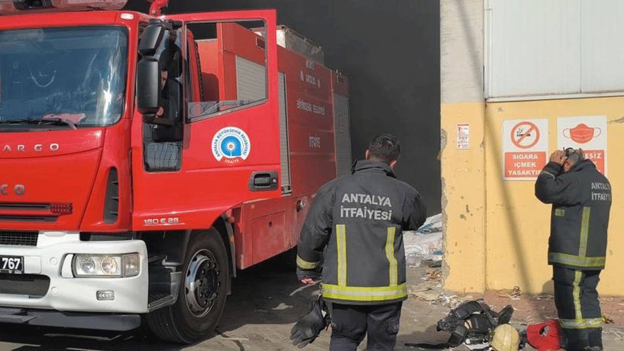 Antalya'da oto galeride yangın: 4 araç zarar gördü, apartman hasar aldı