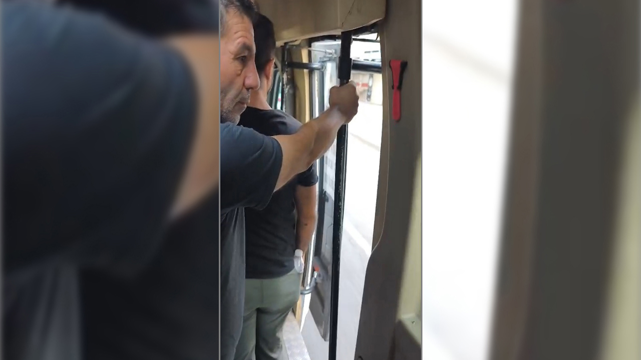 Kapısı bozuk minibüs yolcularla seferine devam etti
