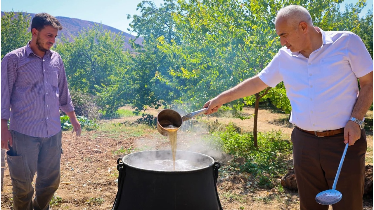 Pütürge Kırmızısı üzümü pekmeze dönüşüyor