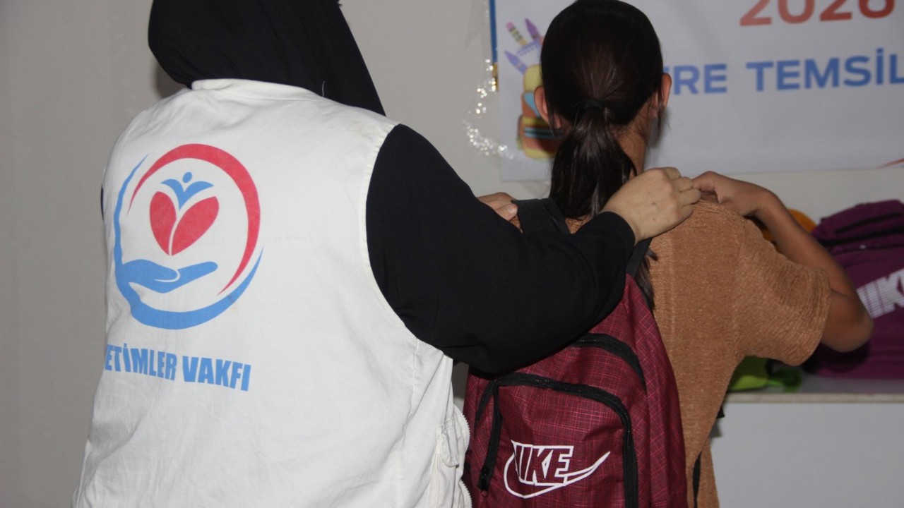 Yetimler Vakfı Cizre’de ihtiyaç sahibi öğrencilere kırtasiye yardımında bulundu