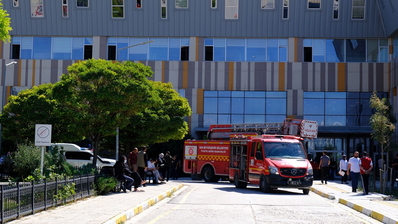 Van Eğitim ve Araştırma Hastanesi’nde yangın paniği