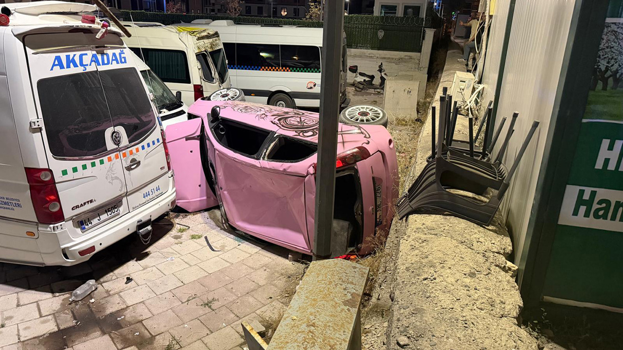 Malatya'da kontrolden çıkan otomobil otoparka uçtu: 1 yaralı