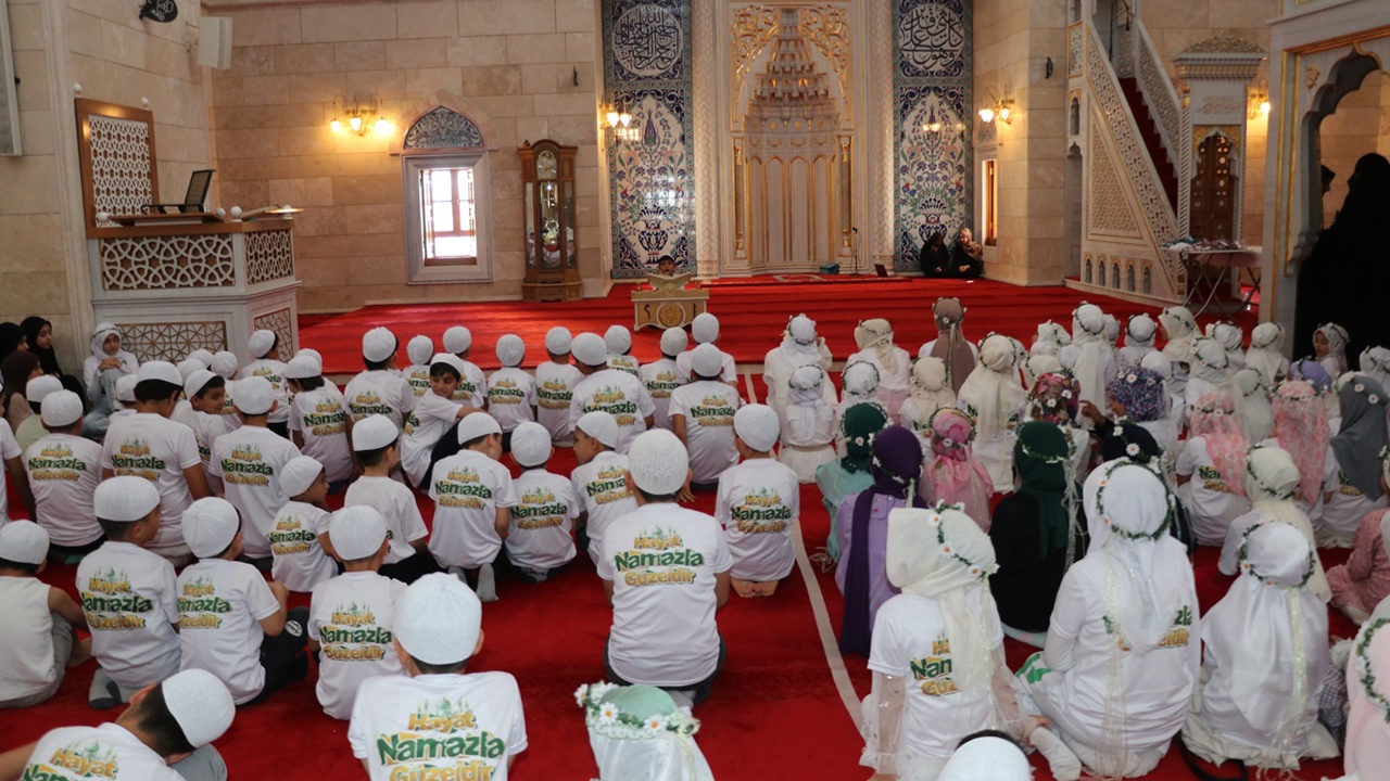Ankara'da minikler "Hayat Namazla Güzeldir" dedi